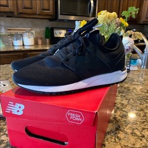 New balance tennis shoes